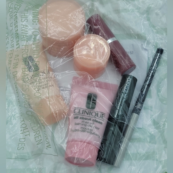 Clinique Glowy Skin 8 Piece Set With Cosmetic Case NEW #677 GIFT WITH PURCHASE - Picture 2 of 10